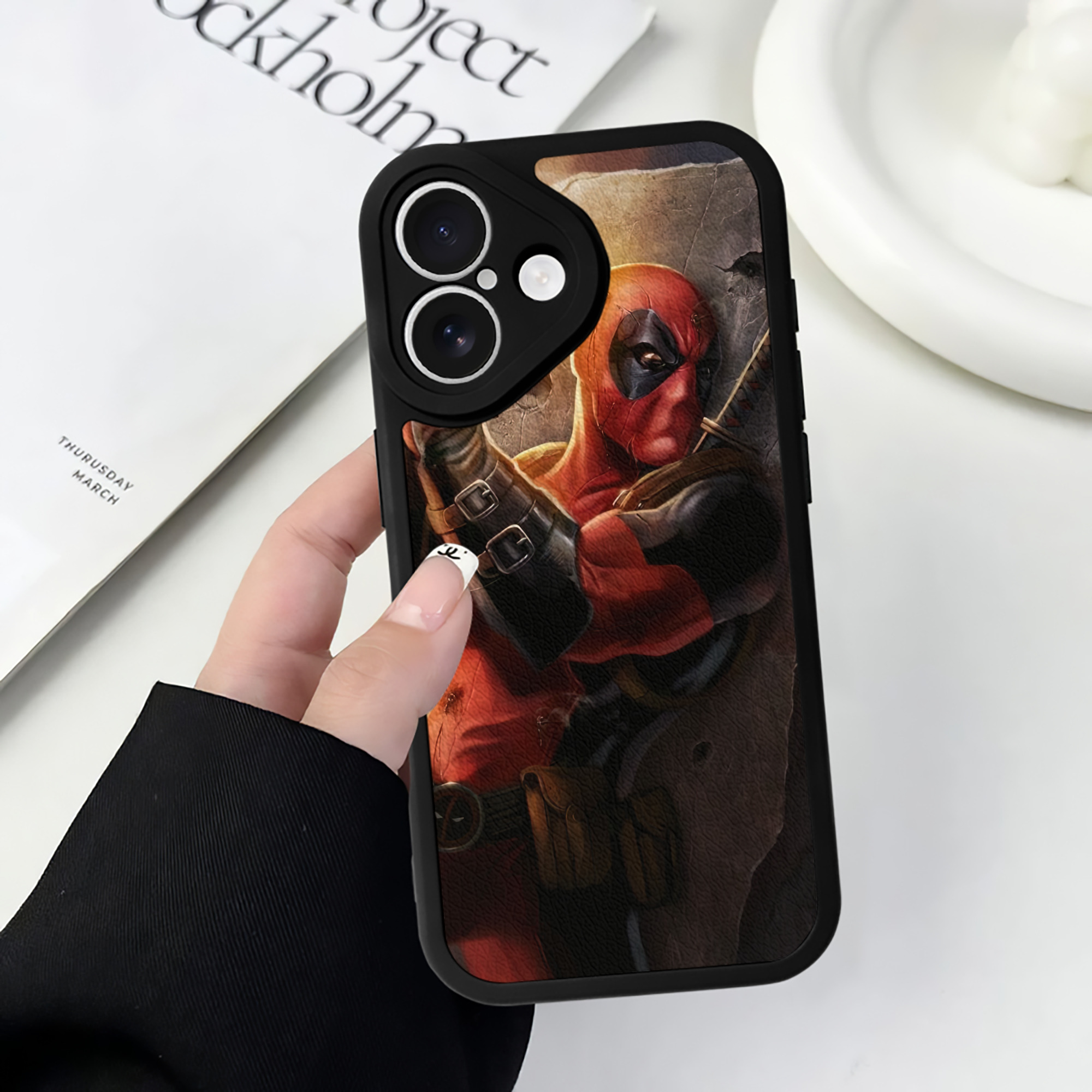 （画像用） Deadpool デッドプール 【iPhone 16シリーズ対応】シリコンスマホケース（レザー調） 材質：シリコン
